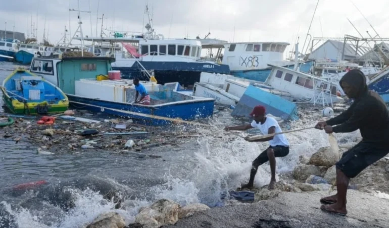 Huracán Beryl avanza hacia Jamaica tras devastar el Caribe oriental. Foto: AP.