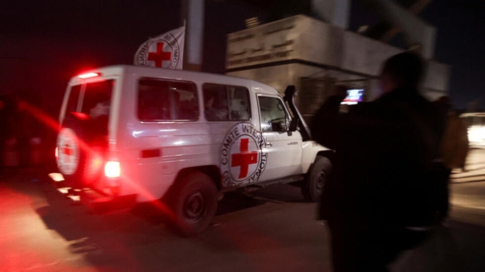 Cruz Roja transporta prisioneros al paso fronterizo de Rafah. 28 de noviembre 2023 (Reuters)