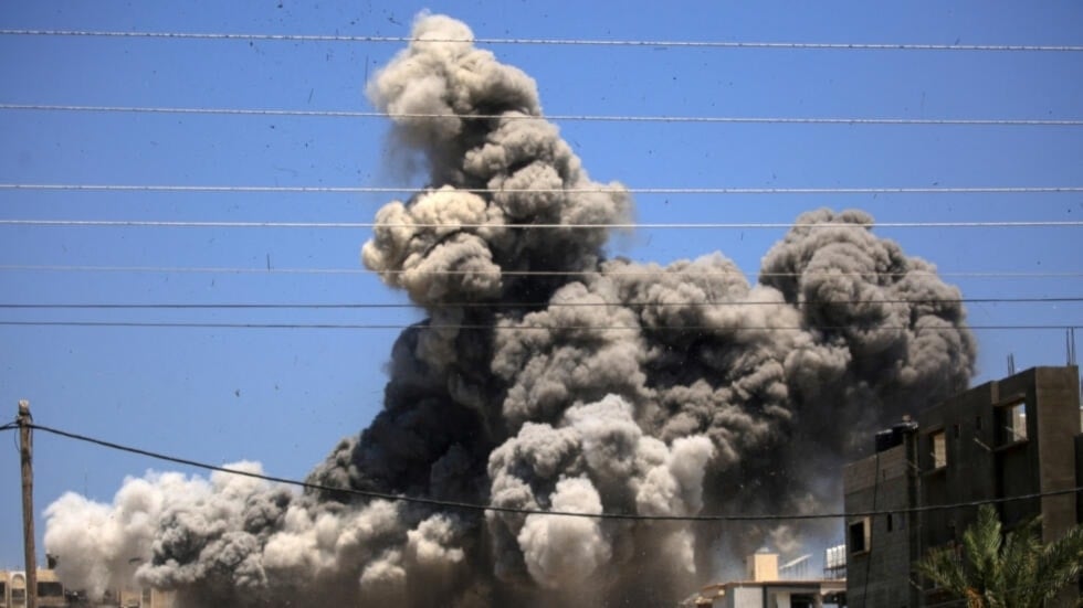 Columnas de humo elevadas como resultado del bombardeo de la ocupación israelí en Nuseirat, en el centro de la Franja de Gaza, el 20 de julio de 2024. Foto: AFP