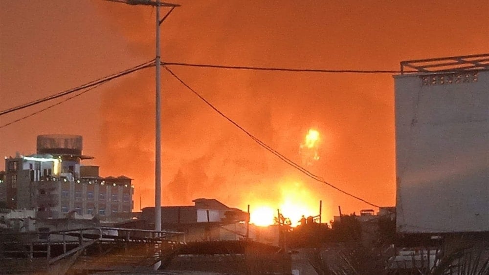 Fuego provocado por la agresión israelí contra las instalaciones de petróleo en Hodeidah, al oeste de Yemen. (Foto: AFP) 