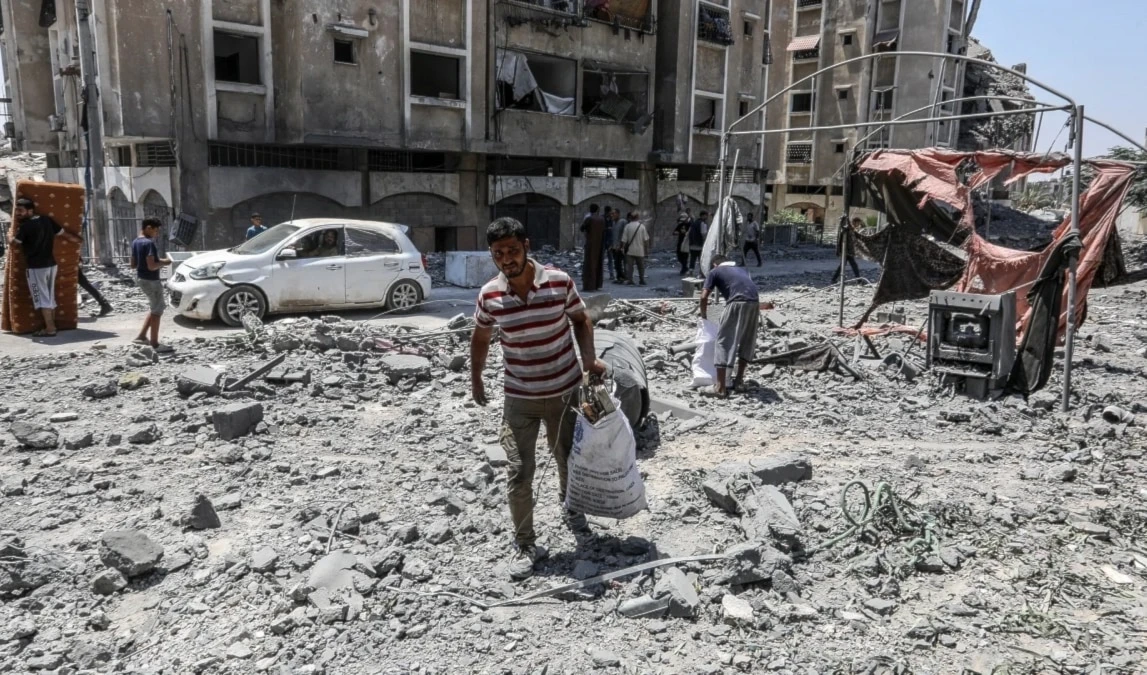 Los palestinos emigran a otras zonas tras los ataques israelíes contra el campo de refugiados de Nuseirat en Deir al-Balah, Gaza, el 21 de julio de 2024. Los palestinos emigran a otras zonas tras los ataques israelíes contra el campo de refugiados de Nuseirat en Deir al-Balah, Gaza, el 21 de julio de 2024.