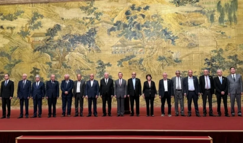 Líderes de los grupos palestinos con el ministro de Asuntos Exteriores chino, Wang Yi, en Beijing. (Foto: Red de Televisión Global China)