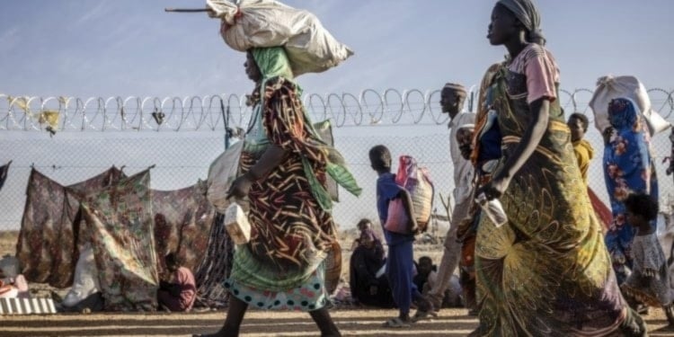 Refugiados sudaneses abandonan zonas de guerra en Sudán. Foto: AFP