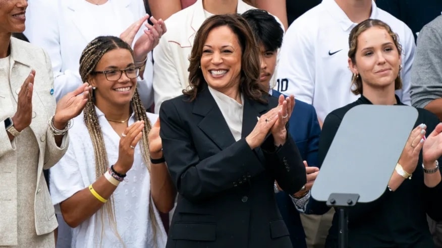 La vicepresidenta de Estados Unidos, Kamala Harris, durante un evento para celebrar los equipos campeones de la Asociación Nacional de Atletismo Universitario de la temporada 2023-2024 en el jardín sur de la Casa Blanca.