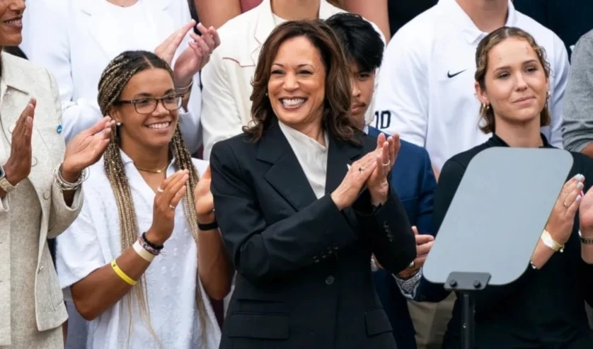 La vicepresidenta de Estados Unidos, Kamala Harris, durante un evento para celebrar los equipos campeones de la Asociación Nacional de Atletismo Universitario de la temporada 2023-2024 en el jardín sur de la Casa Blanca.