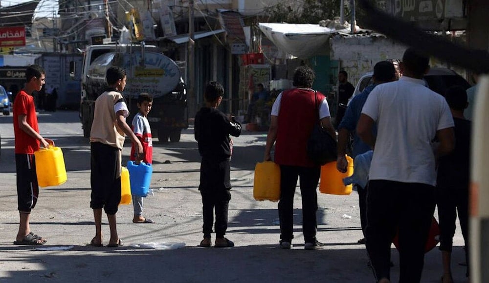 Los habitantes de Gaza recorren las ruinas en busca de agua