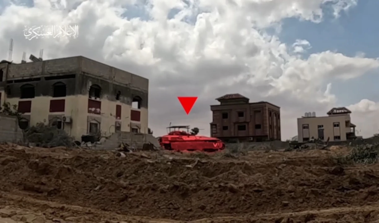 Escenas de ataques de Al-Qassam contra transporte israelí al este de Rafah.