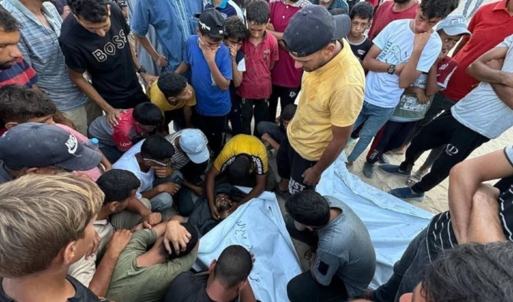Palestinos despiden a mártires de bombardeo israelí al este de Khan Yunis. 23 de julio (Red Al Quds)