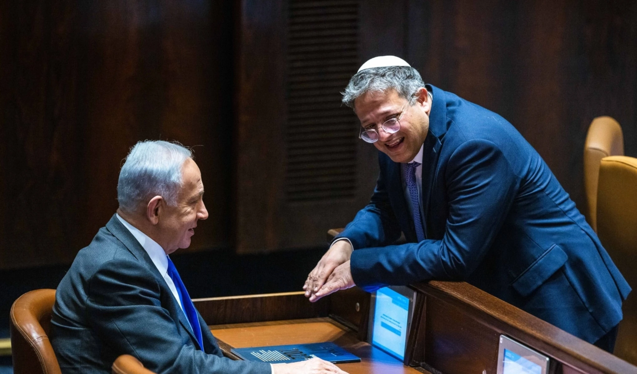 El primer ministro, Benjamín Netanyahu,  y el ministro de Seguridad Nacional, Itamar Ben Gvir en el Knesset israelí.
