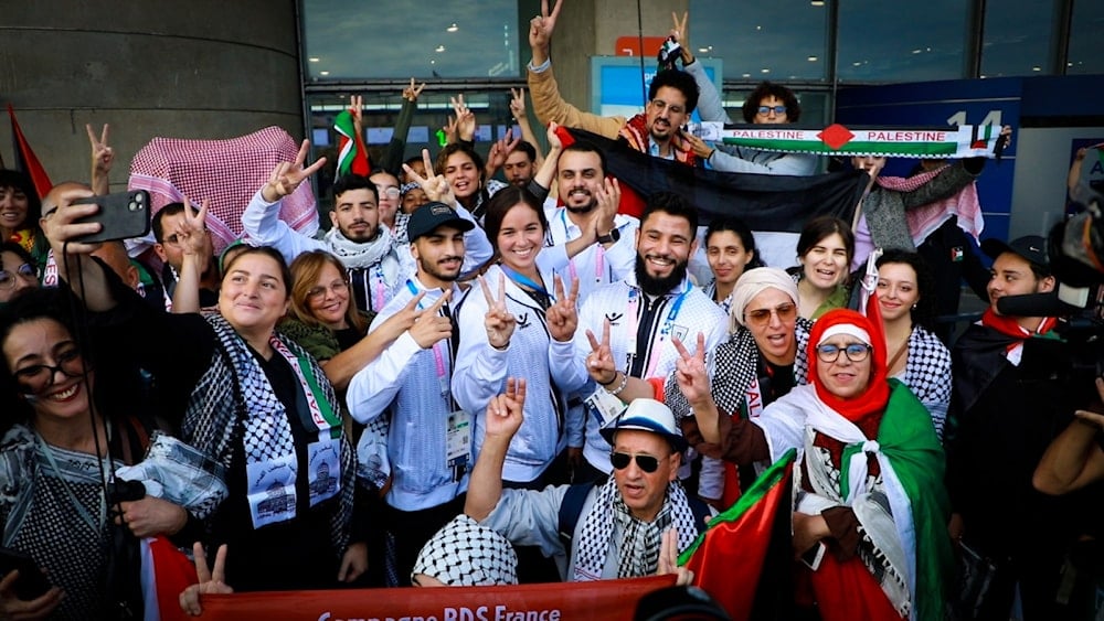 Equipo olímpico de Palestina recibe solidaridad al llegar a París.