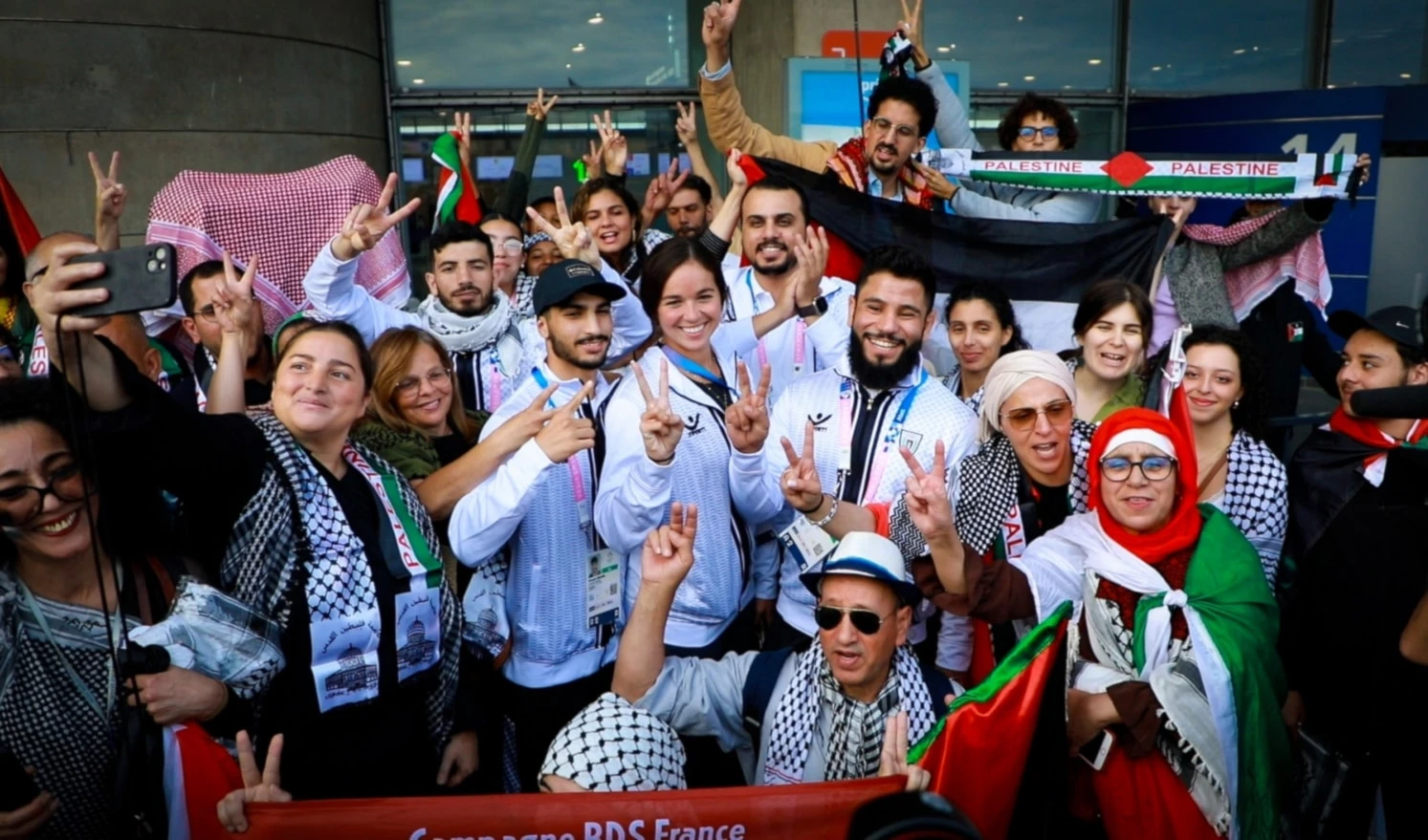 Equipo olímpico de Palestina recibe solidaridad al llegar a París.
