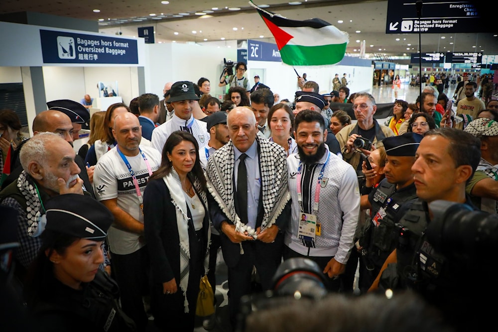 Equipo olímpico de Palestina recibe solidaridad al llegar a París.