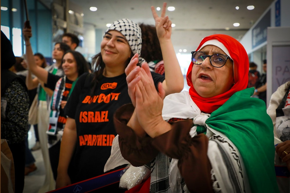 Equipo olímpico de Palestina recibe solidaridad al llegar a París.