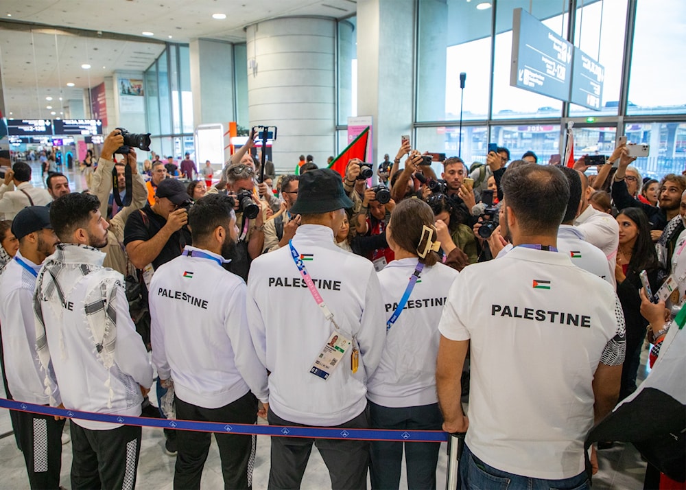 Equipo olímpico de Palestina recibe solidaridad al llegar a París.