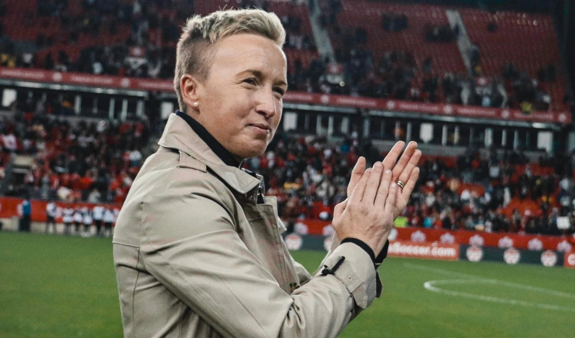 Canadá suspende a entrenadora de selección femenina de fútbol de París. Canadá suspende a entrenadora de selección femenina de fútbol de París.