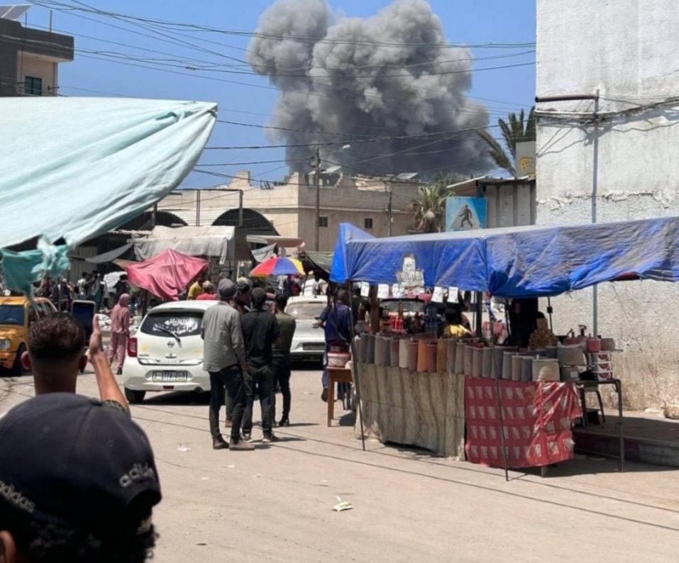 Humo saliendo de la escuela de Ahmad al-Kurd en Deir Al-Balah en el centro de Gaza. (Foto: Redes Sociales)