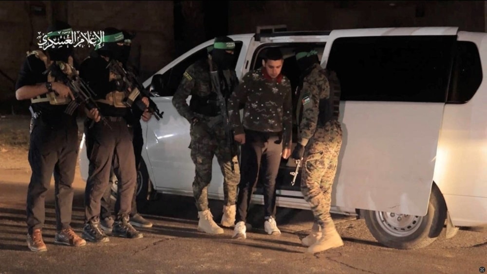 Miembros de Hamas entregan algunos rehenes a la Cruz Roja Internacional. Foto: Reuters