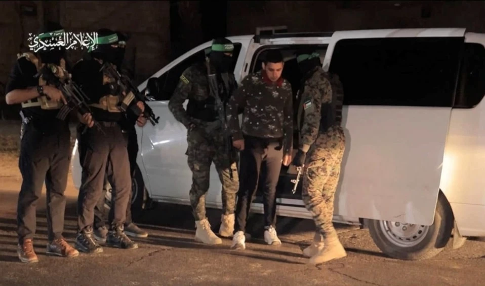 Miembros de Hamas entregan algunos rehenes a la Cruz Roja Internacional. Foto: Reuters