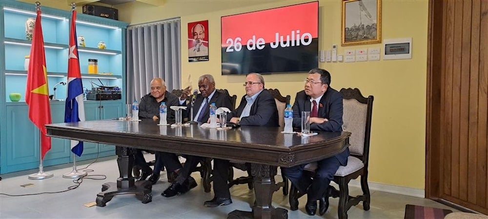 El presidente de la Asamblea Nacional del Poder Popular de Cuba, Esteban Lazo, durante un encuentro en Hanoi, capital de Vietnam, con organizaciones solidarias, integrantes de la misión estatal y jóvenes estudiantes cubanos.