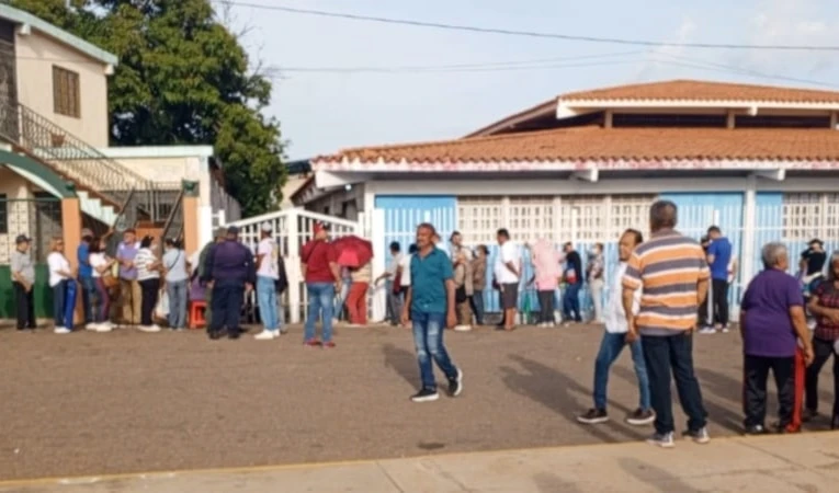 Pueblo de Zulia ejerce de forma masiva su derecho al voto en Venezuela