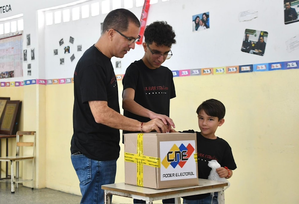 Jorge Arreaza votó con su familia en el Liceo Manuel Palacio Fajardo del barrio 23 de Enero, municipio Libertador, Caracas. 