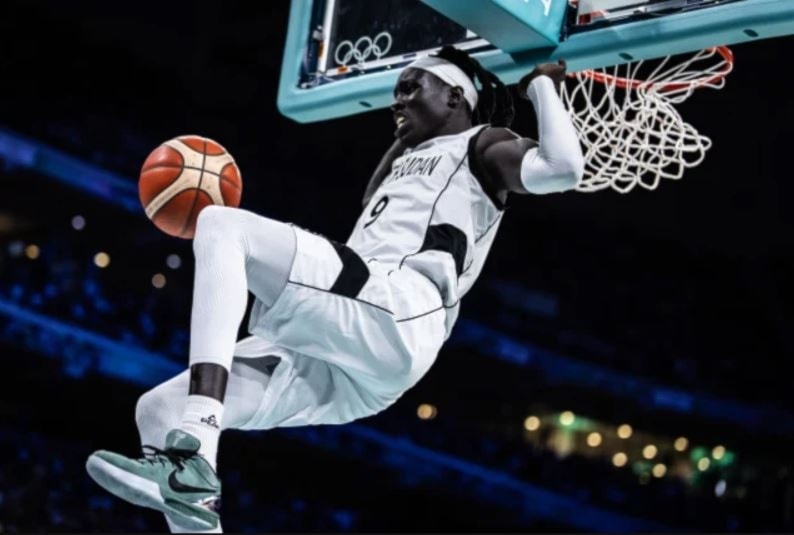 Sudán del Sur celebra triunfo histórico en baloncesto olímpico.