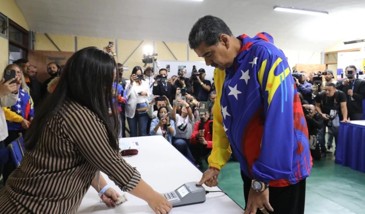 Nicolás Maduro ejerció su derecho al voto en uno de los colegios instalados en Caracas.