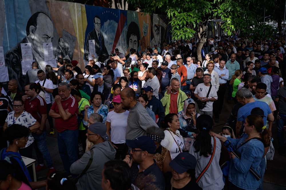 Más de mil 300 veedores presencian proceso electoral en Venezuela (Bloomberg)