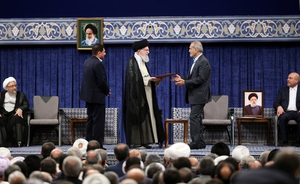 El líder de la Revolución y de la República Islámica de Irán, ayatollah Sayyed Ali Khamenei, otorga este domingo poderes al presidente Masoud Pezeshkian para tomar mandato.