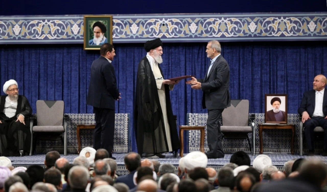 El líder de la Revolución y de la República Islámica de Irán, ayatollah Sayyed Ali Khamenei, otorga este domingo poderes al presidente Masoud Pezeshkian para tomar mandato.
