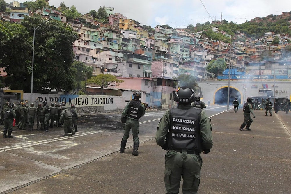 Sectores de derecha intentan imponer un golpe de Estado en Venezuela (El País)