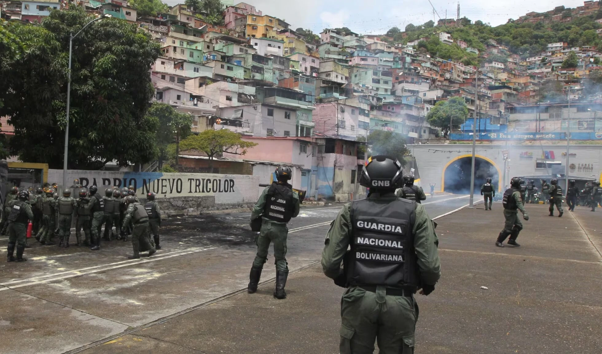 Sectores de derecha intentan imponer un golpe de Estado en Venezuela (El País)