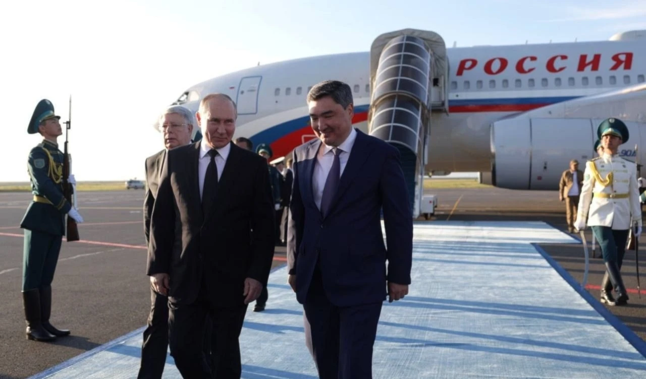 Momento de la llegada del presidente ruso, Vladimir Putin, a Kazajistán.