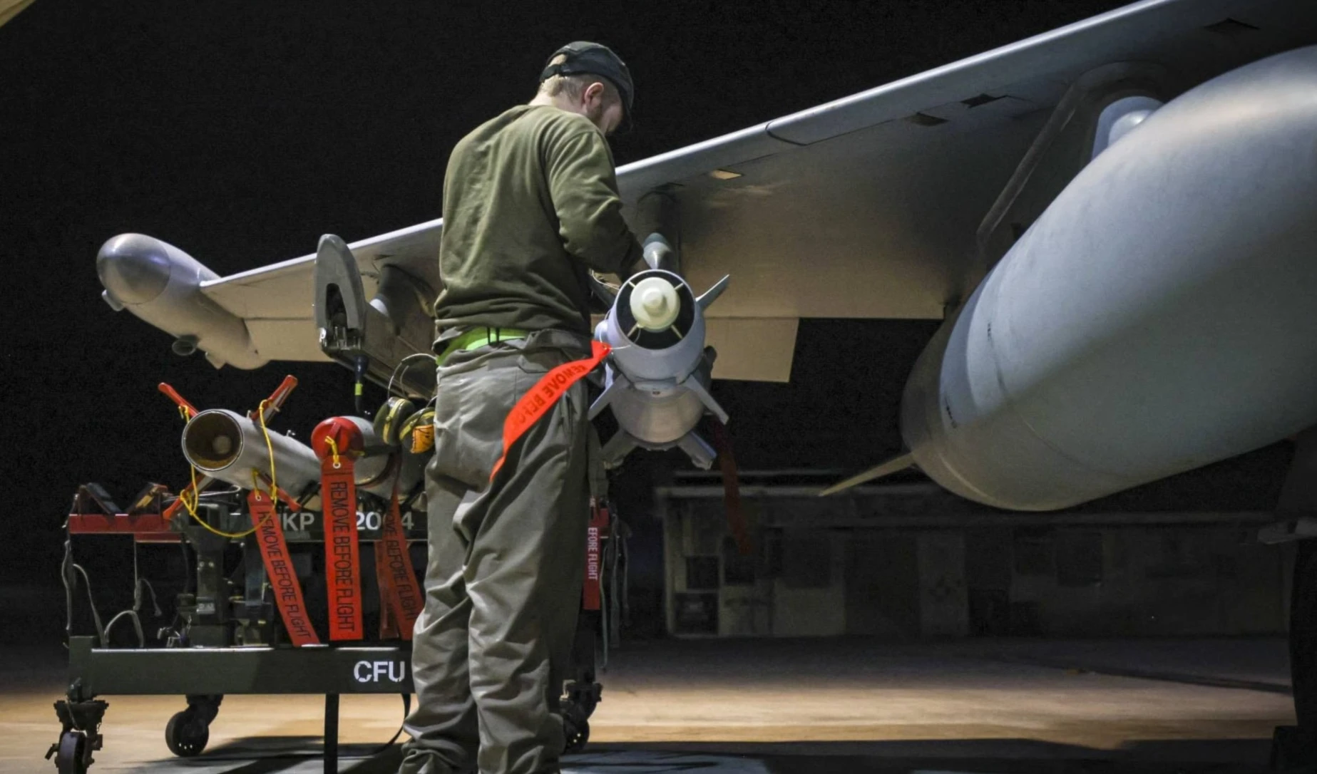 Reino Unido pospone prohibición exportaciones de armas a "Israel".