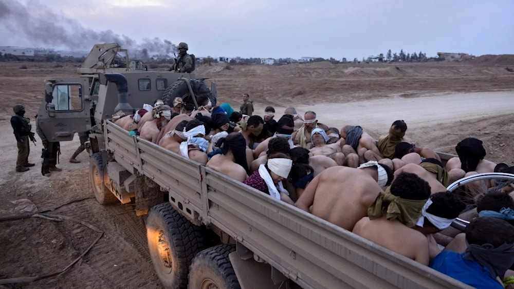 Fuerzas israelíes trasladan a decenas de palestinos desde Gaza a la prisión de Sedi Tayman.