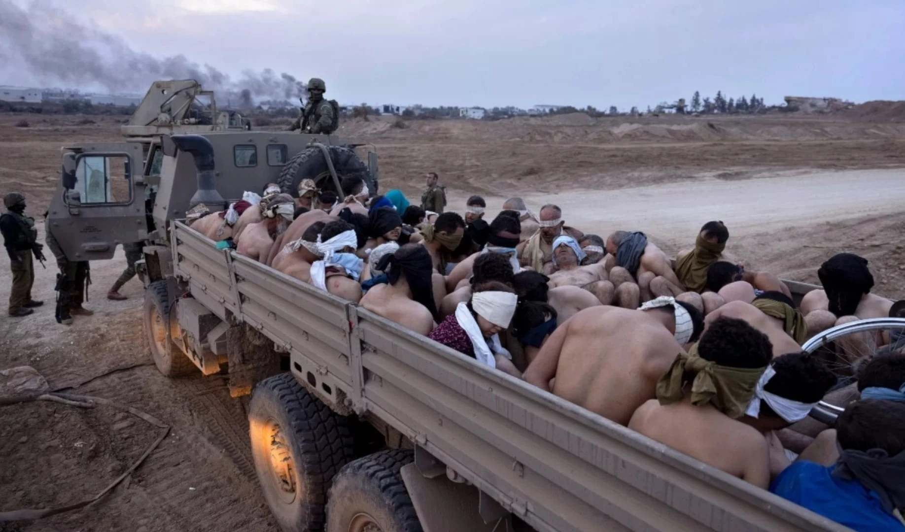Fuerzas israelíes trasladan a decenas de palestinos desde Gaza a la prisión de Sedi Tayman.