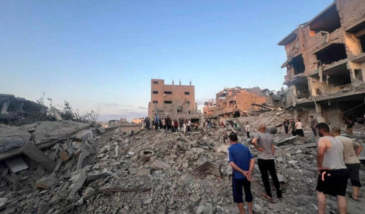 Secuelas de un bombardeo israelí anterior tuvo como objetivo viviendas residenciales en el barrio de Al-Sabra. Foto: Tomada de las redes sociales.