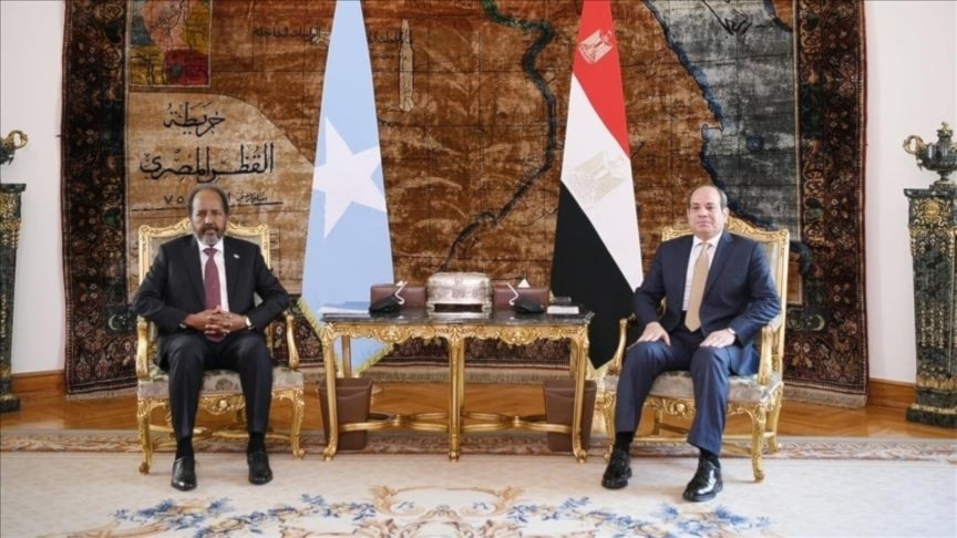 Encuentro entre el presidente de Egipto, Abdel Fattah El-Sisi (derecha), y su homólogo de Somalia, Hassan Sheikh Mohamud.