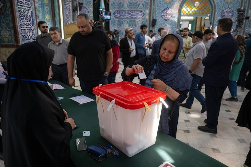 Mujer vota en uno de los colegios electorales de Irán