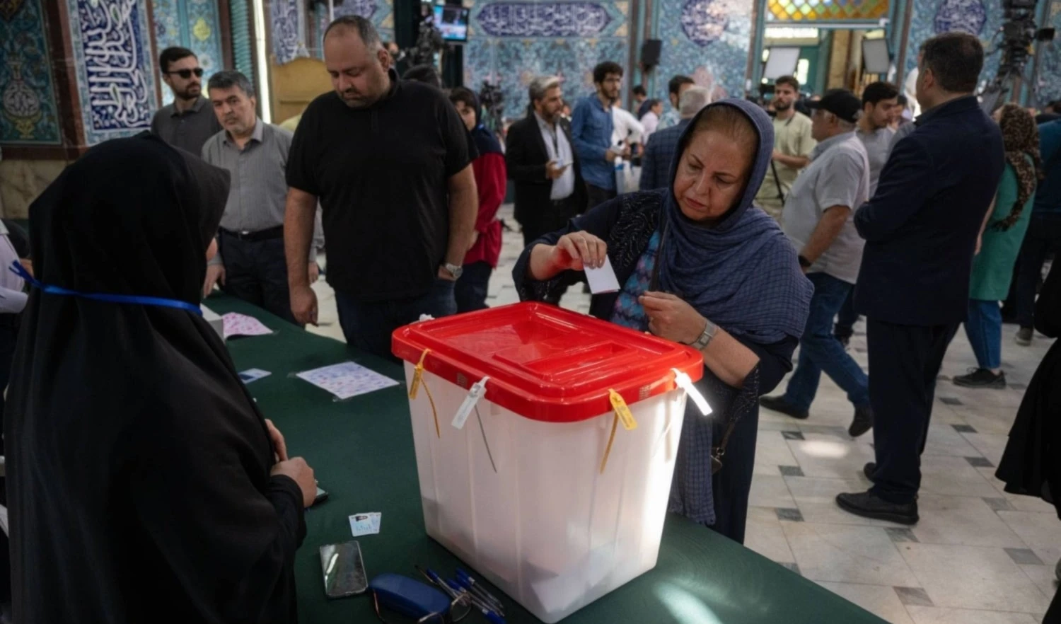 Mujer vota en uno de los colegios electorales de Irán