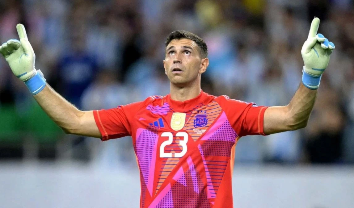 Dibu Martínez, mantiene invicto en panales, y Argentina clasifica. Dibu Martínez, mantiene invicto en panales, y Argentina clasifica.