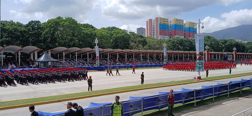 Desfile militar en el paseo Los Próceres de Caracas.