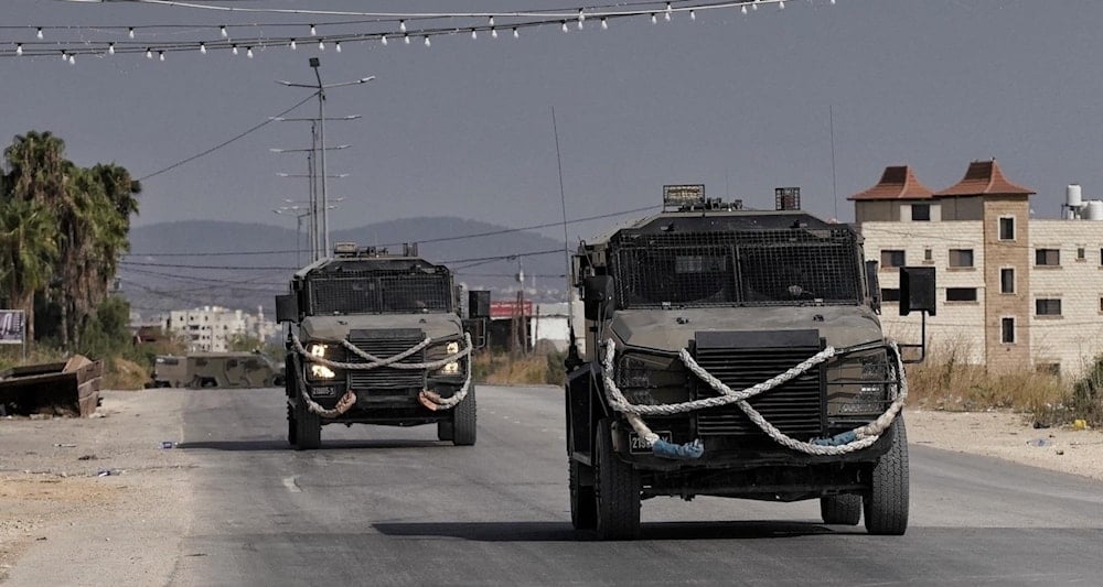 Carros blindados israelíes abandonan la ciudad de Yenín.