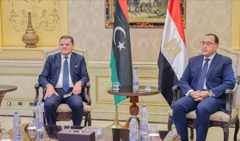 Encuentro entre el primer ministro de Egipto, Mustafá Madboul, y su homólogo de Libia, Abdul Hamid Dbeibah.