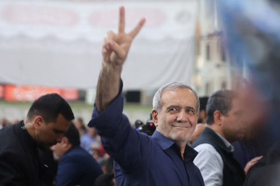  Presidente electo de Irán, Masoud Pezeshkian, en mausoleo de imán Jomeini tras victoria en comicios