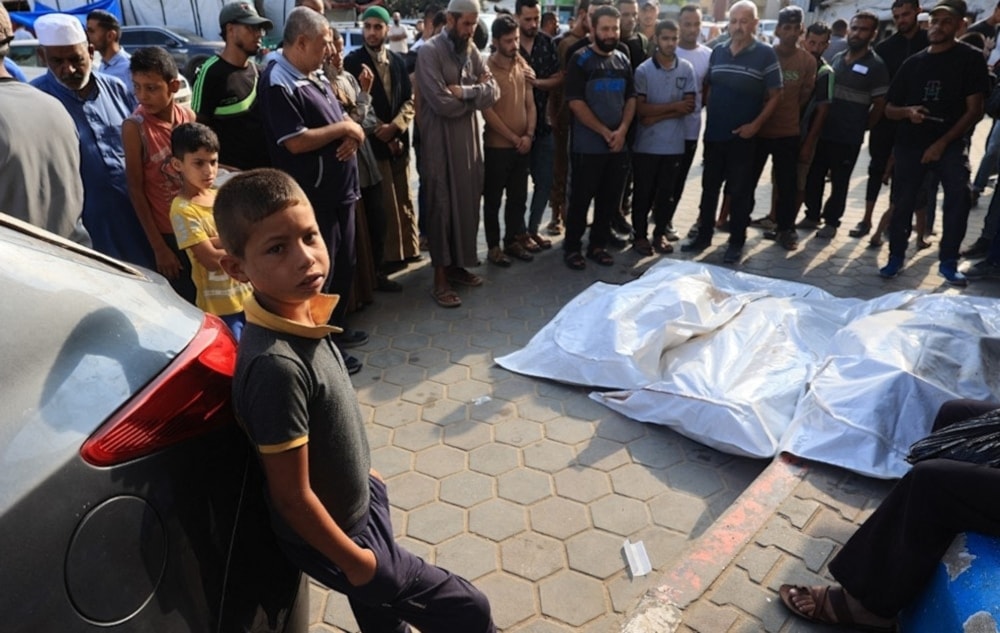 Palestinos rezan por los cuerpos de los mártires en la plaza del hospital Mártires de Al-Aqsa en Deir Al-Balah, Foto: AFP