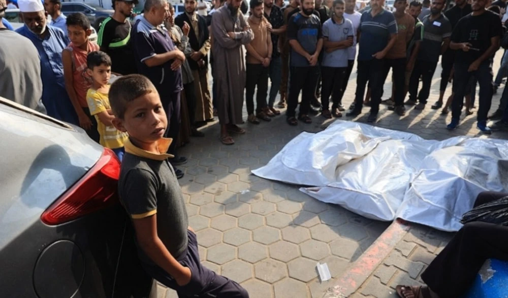 Palestinos rezan por los cuerpos de los mártires en la plaza del hospital Mártires de Al-Aqsa en Deir Al-Balah, Foto: AFP
