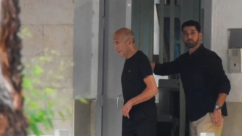 El ex primer ministro israelí Ehud Olmert (izquierda) en prisión en 2016 tras ser condenado por soborno. Foto: Reuters