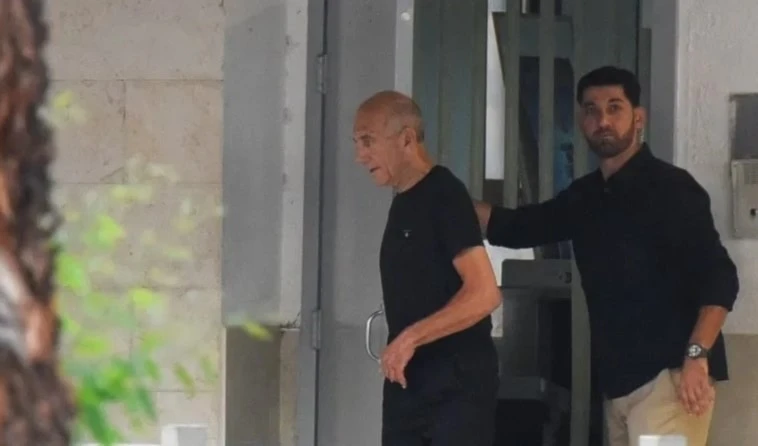 El ex primer ministro israelí Ehud Olmert (izquierda) en prisión en 2016 tras ser condenado por soborno. Foto: Reuters