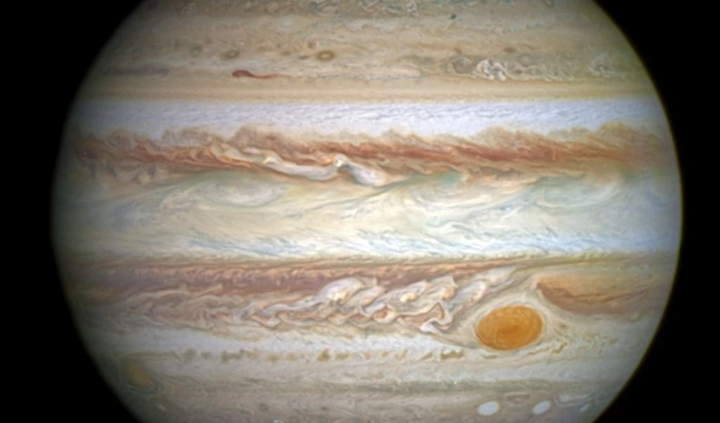 Telescopio James Webb detecta formas sobre Mancha Roja de Júpiter
